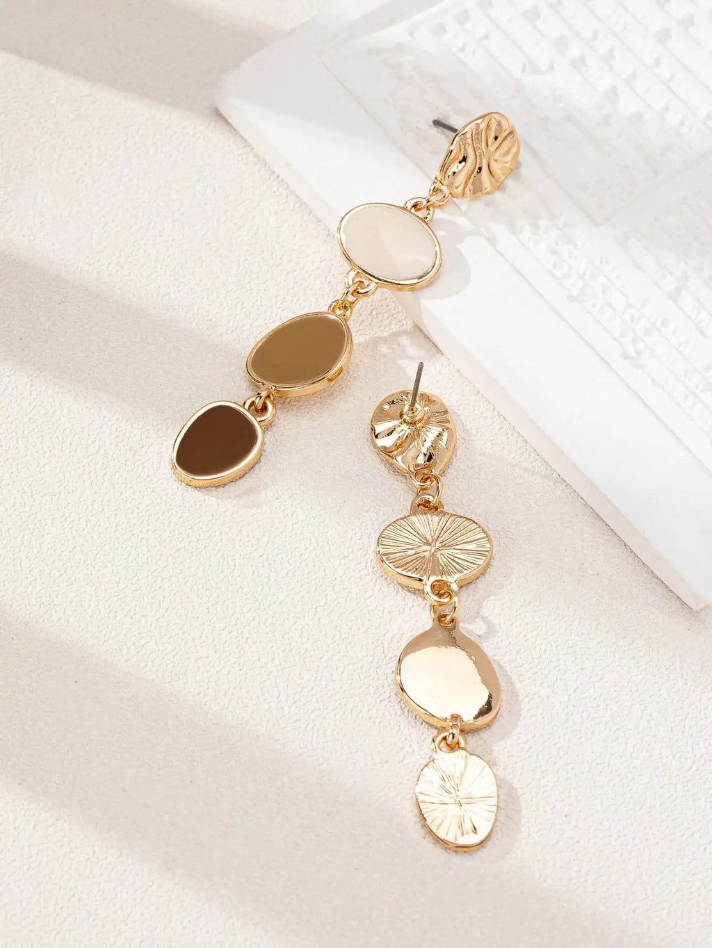 Elegant Gold-Plated Oil-Drip Stud Earrings in Alloy